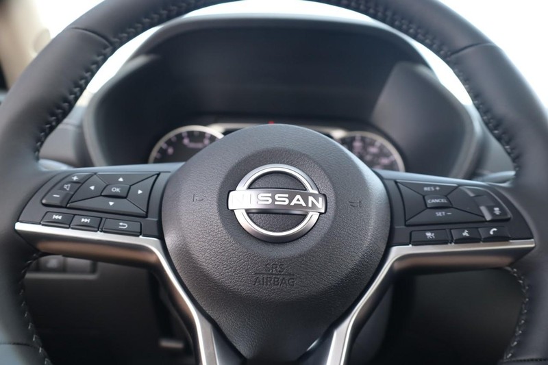 Nissan Sentra Vehicle Image 09