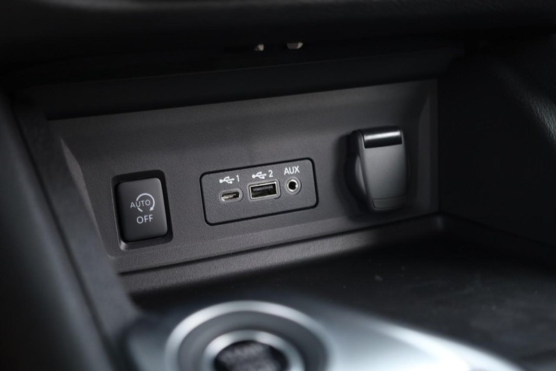 Nissan Sentra Vehicle Image 14