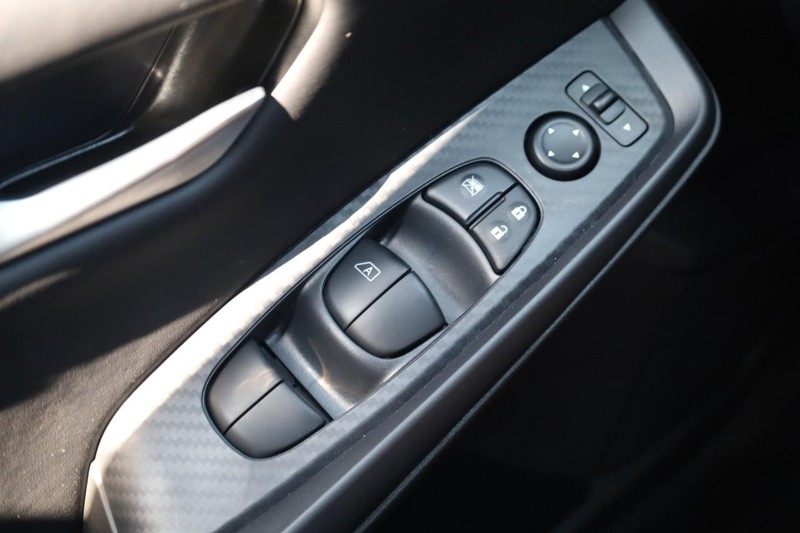 Nissan Sentra Vehicle Image 17