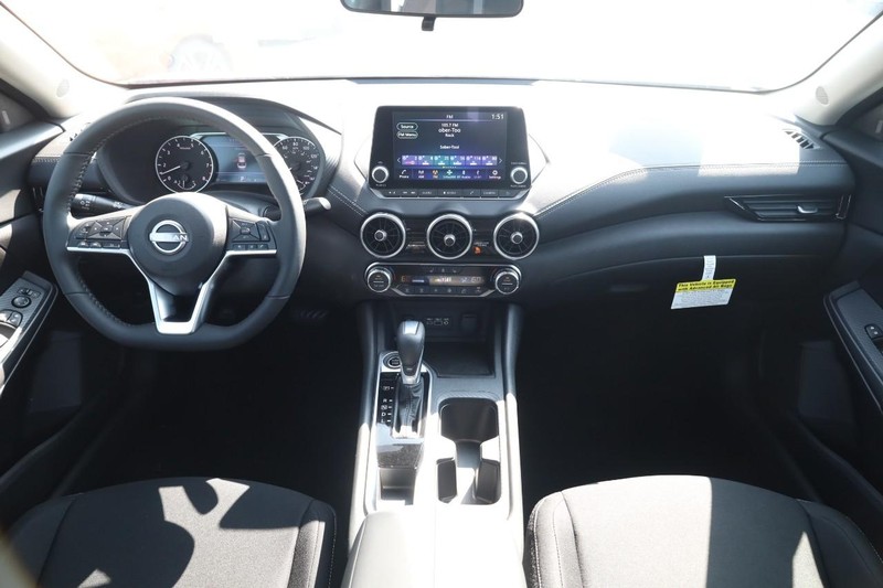 Nissan Sentra Vehicle Image 21