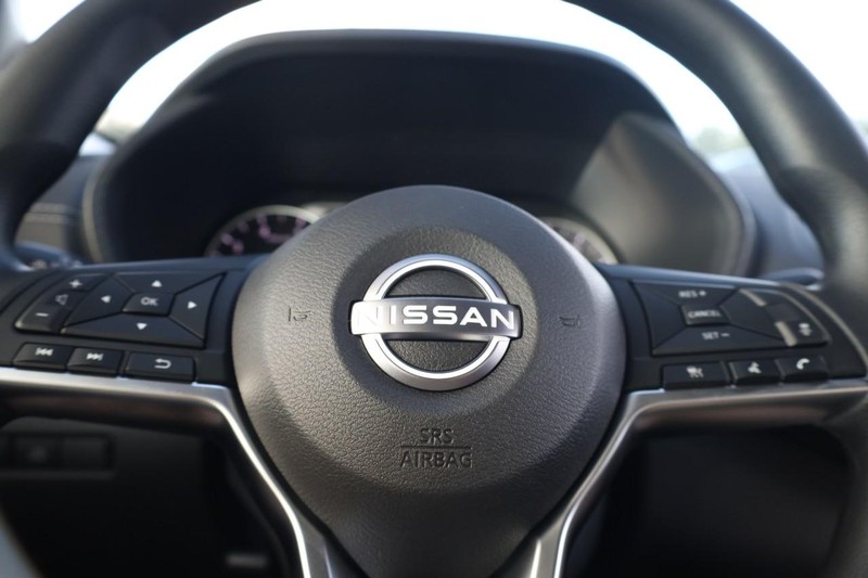 Nissan Sentra Vehicle Image 09