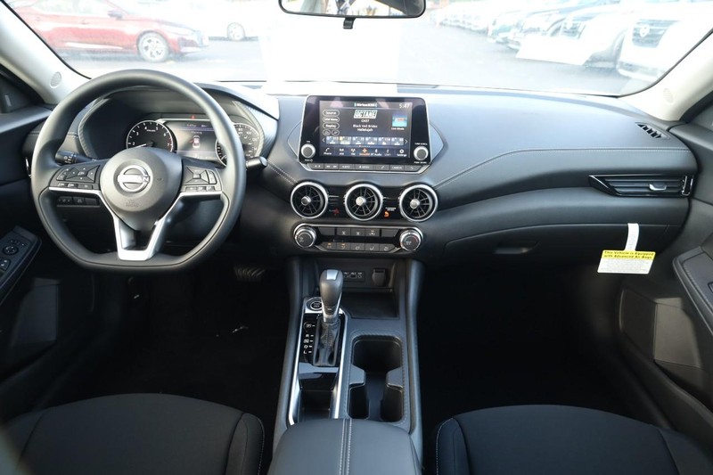 Nissan Sentra Vehicle Image 22