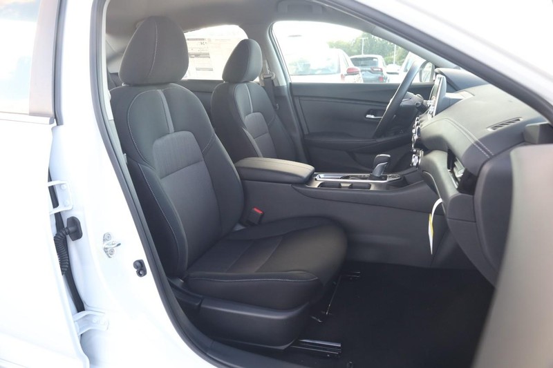 Nissan Sentra Vehicle Image 24
