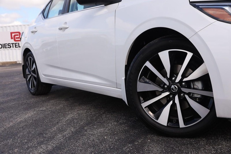 Nissan Sentra Vehicle Image 03