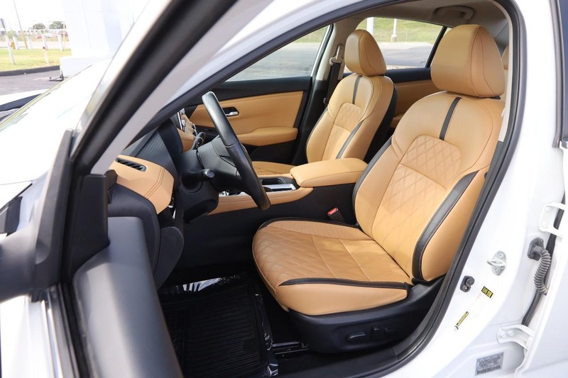 Nissan Sentra Vehicle Image 09