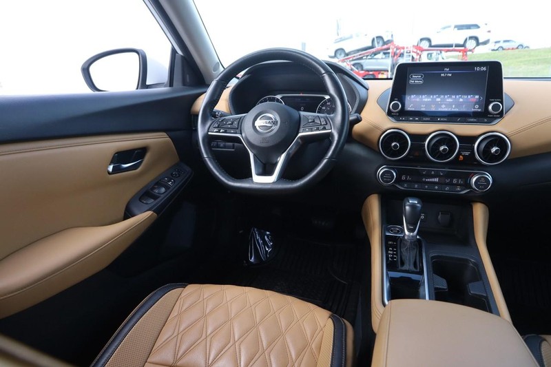 Nissan Sentra Vehicle Image 21