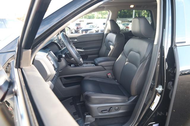 Nissan Pathfinder Vehicle Image 12