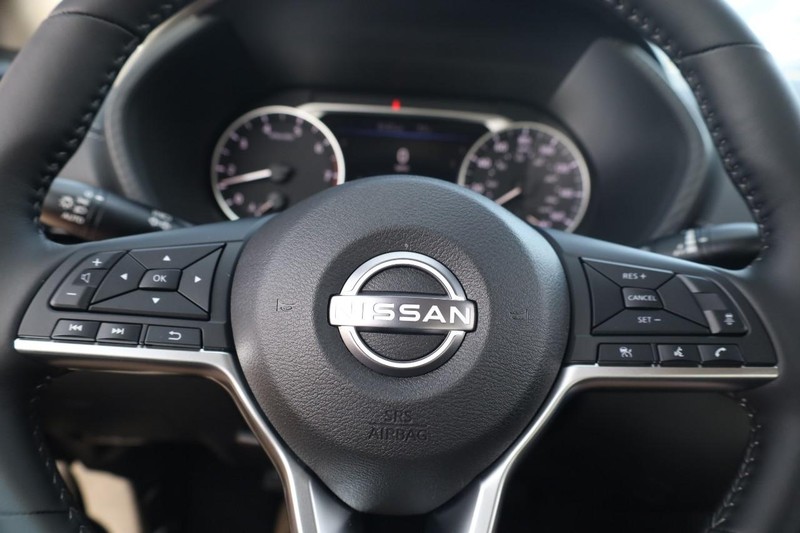 Nissan Sentra Vehicle Image 09