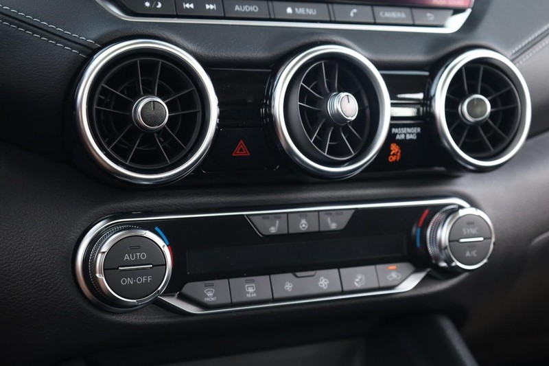 Nissan Sentra Vehicle Image 13