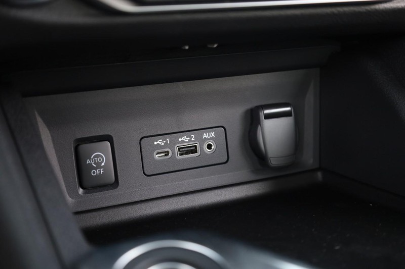 Nissan Sentra Vehicle Image 14