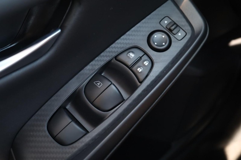 Nissan Sentra Vehicle Image 17