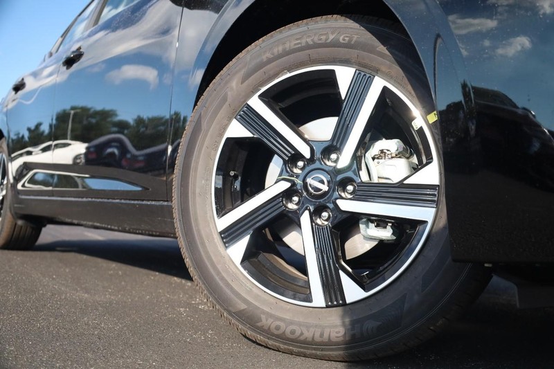 Nissan Sentra Vehicle Image 03