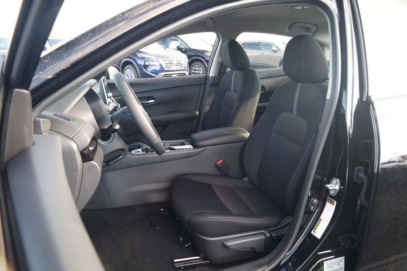 Nissan Sentra Vehicle Image 08