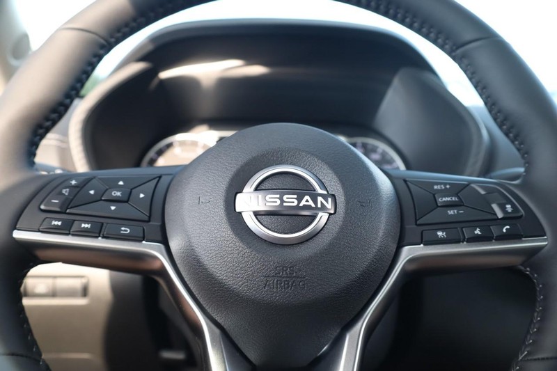 Nissan Sentra Vehicle Image 09