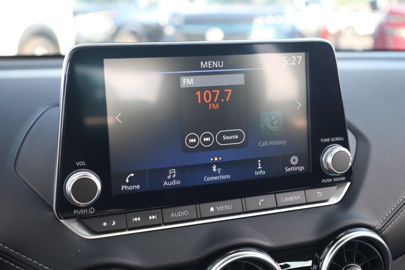 Nissan Sentra Vehicle Image 11