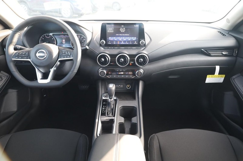 Nissan Sentra Vehicle Image 22