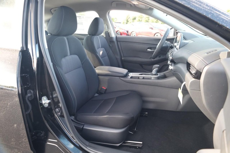 Nissan Sentra Vehicle Image 24
