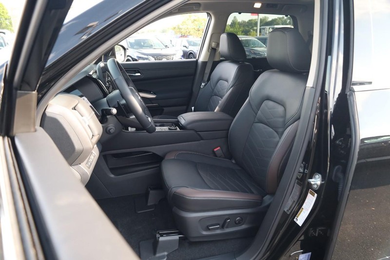 Nissan Pathfinder Vehicle Image 12