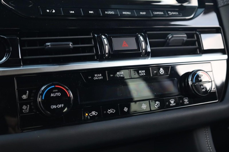 Nissan Pathfinder Vehicle Image 18