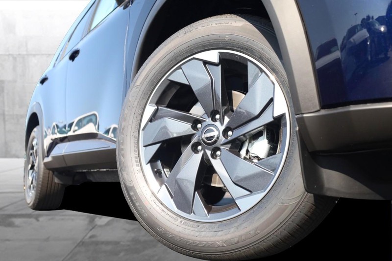 Nissan Rogue Vehicle Image 03