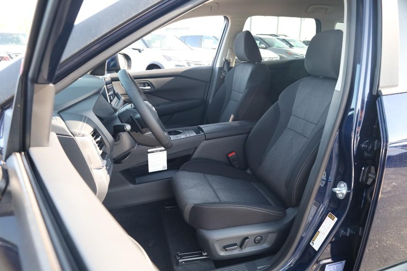 Nissan Rogue Vehicle Image 08