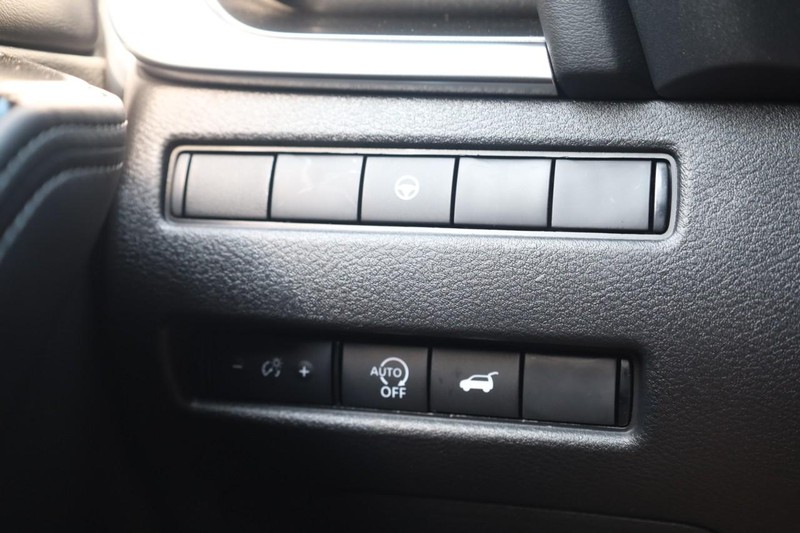 Nissan Rogue Vehicle Image 18