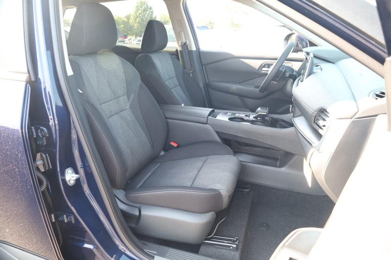 Nissan Rogue Vehicle Image 24
