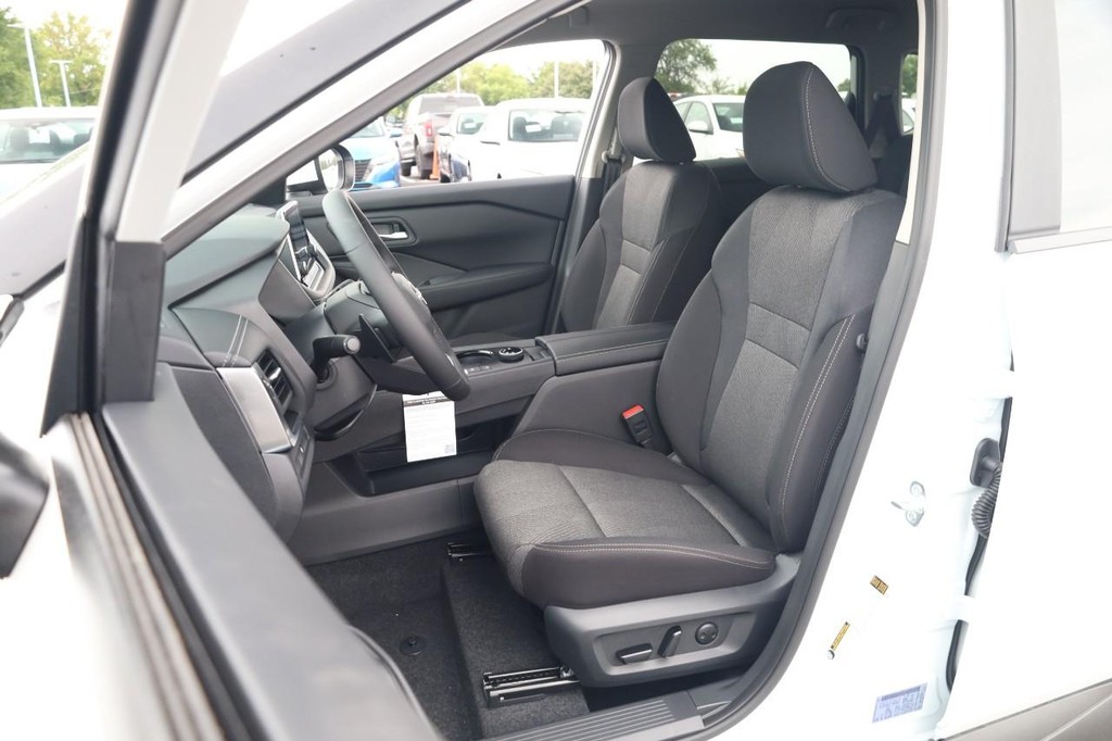 Nissan Rogue Vehicle Image 08