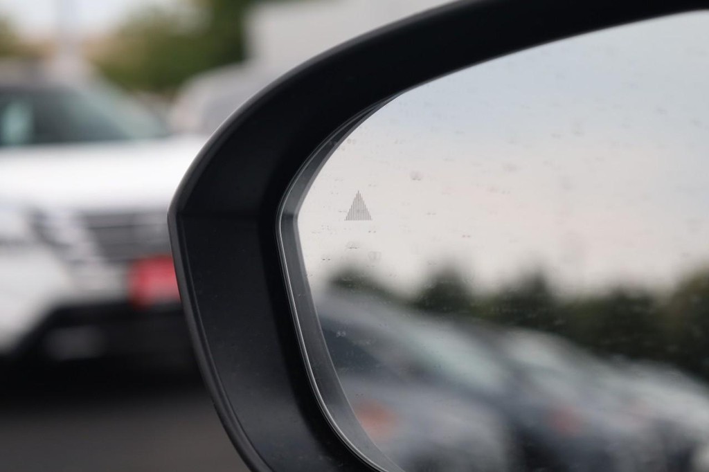 Nissan Rogue Vehicle Image 19