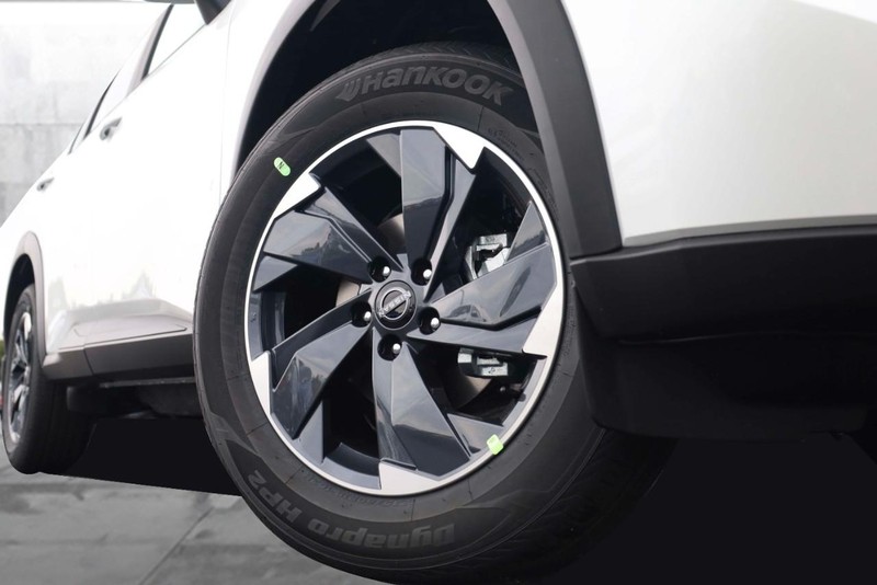 Nissan Rogue Vehicle Image 03