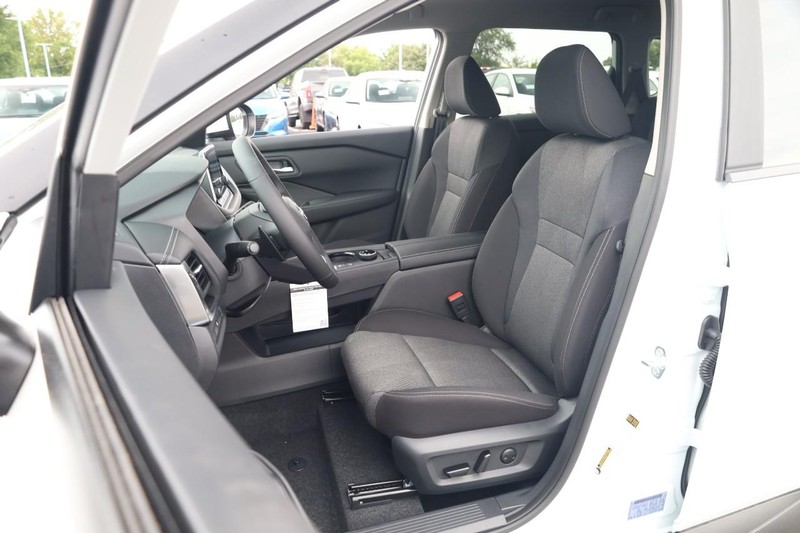 Nissan Rogue Vehicle Image 08