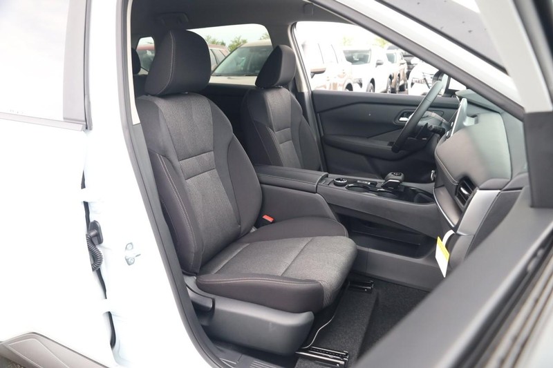 Nissan Rogue Vehicle Image 24