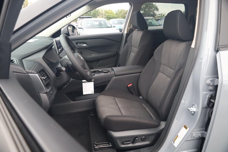 Nissan Rogue Vehicle Image 08