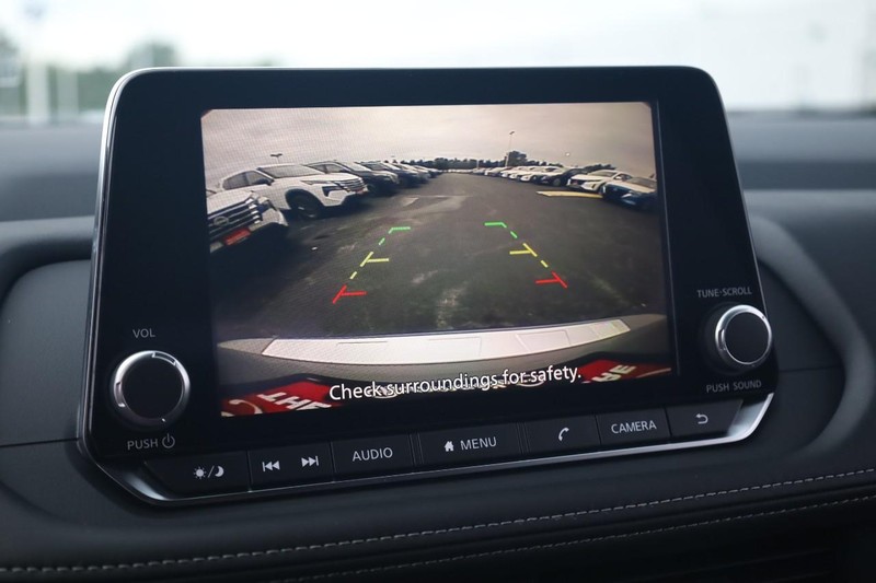 Nissan Rogue Vehicle Image 12