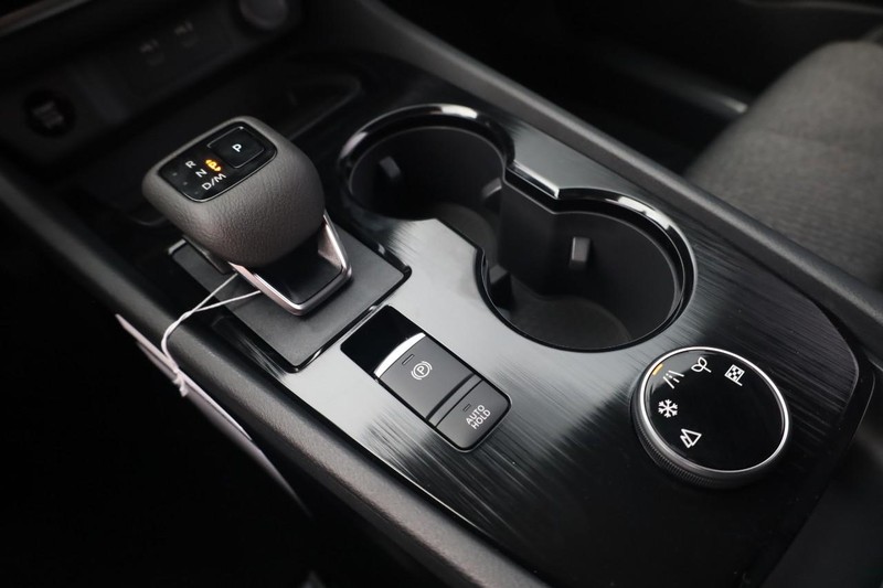 Nissan Rogue Vehicle Image 15