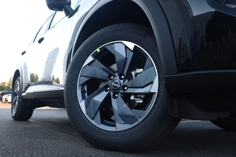 Nissan Rogue Vehicle Image 03