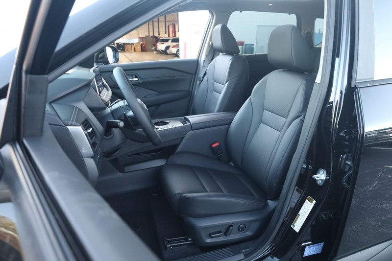 Nissan Rogue Vehicle Image 10