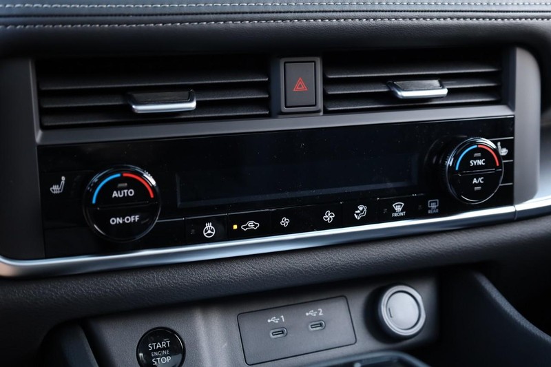 Nissan Rogue Vehicle Image 15