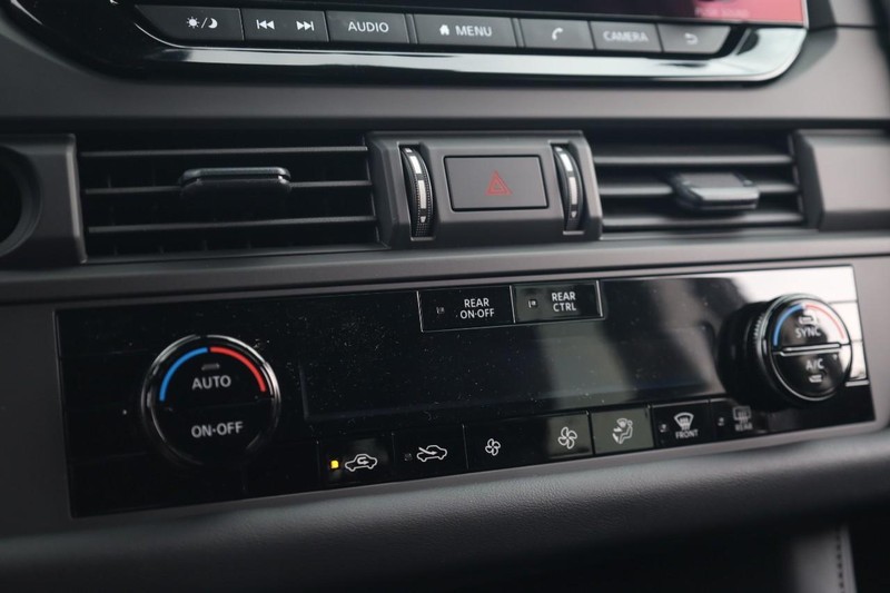 Nissan Pathfinder Vehicle Image 15