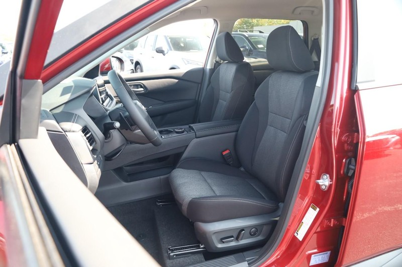 Nissan Rogue Vehicle Image 10