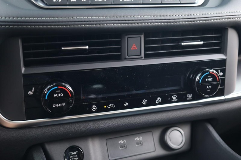 Nissan Rogue Vehicle Image 15