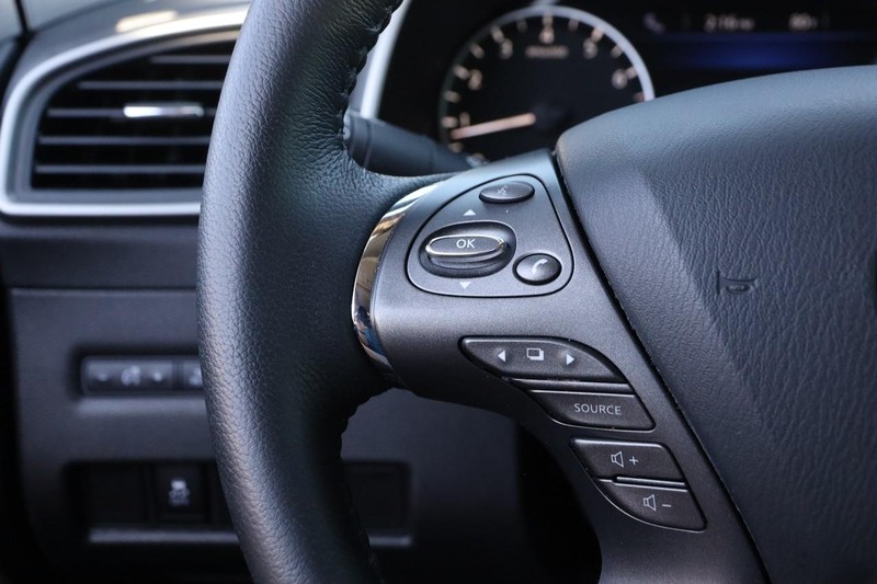 Nissan Murano Vehicle Image 11