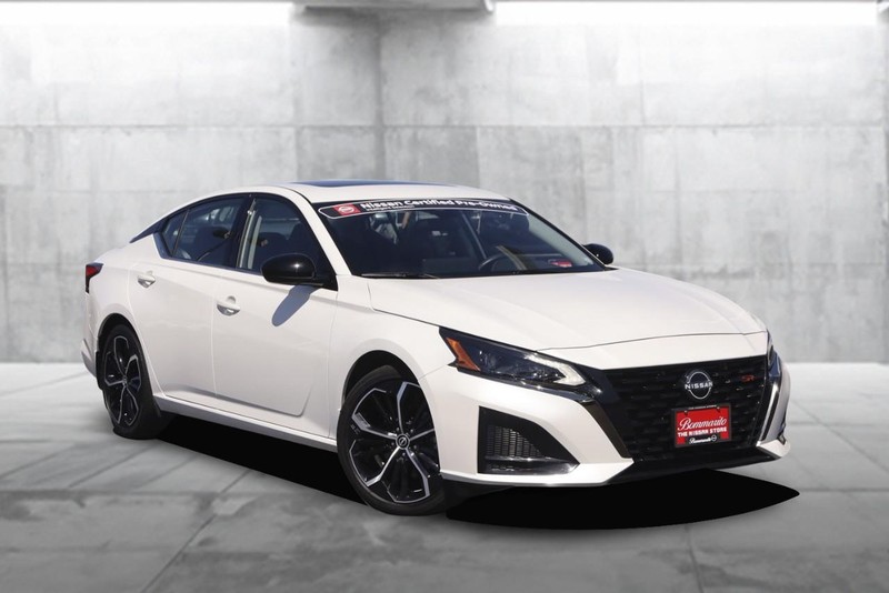 Nissan Altima Vehicle Image 02