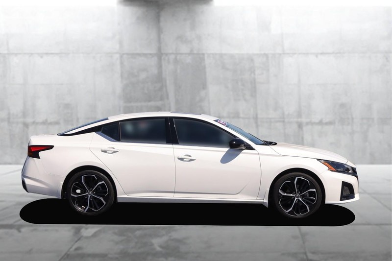 Nissan Altima Vehicle Image 05
