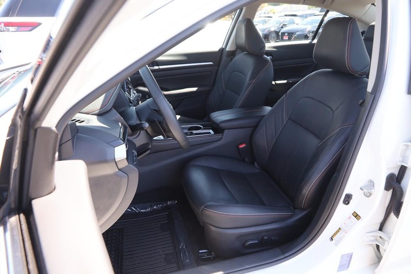 Nissan Altima Vehicle Image 09