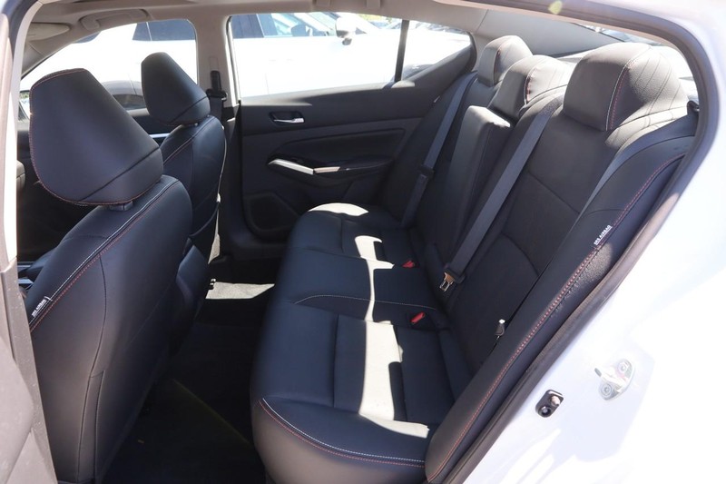 Nissan Altima Vehicle Image 10