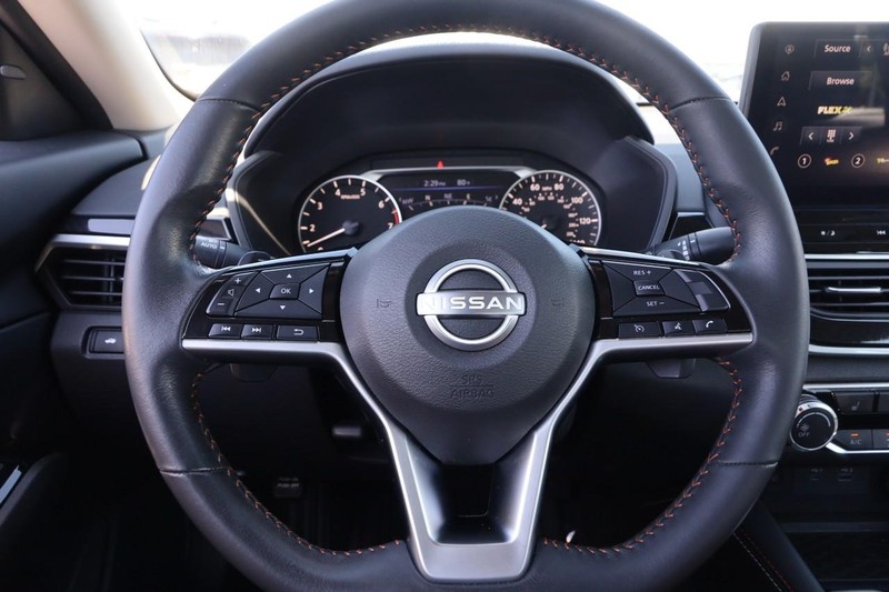 Nissan Altima Vehicle Image 11
