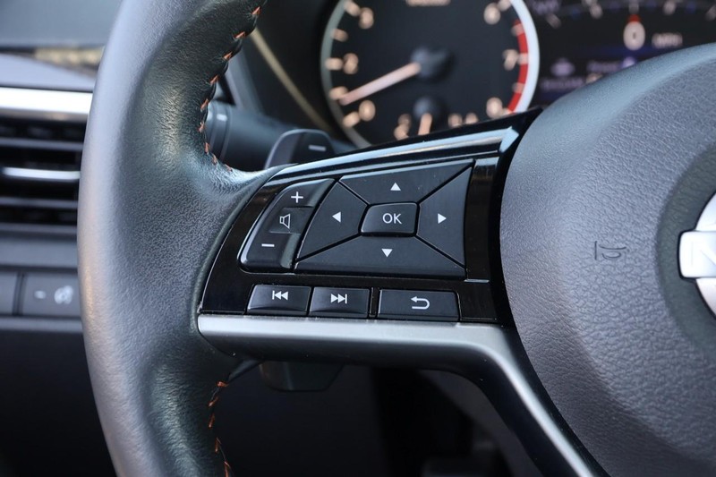 Nissan Altima Vehicle Image 12