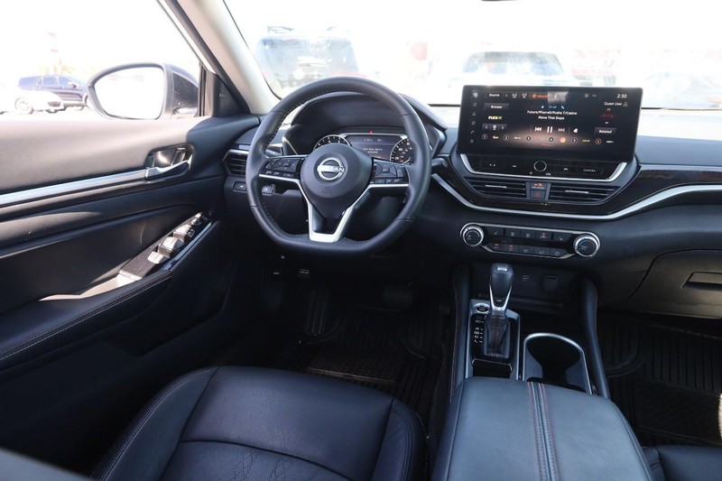 Nissan Altima Vehicle Image 21