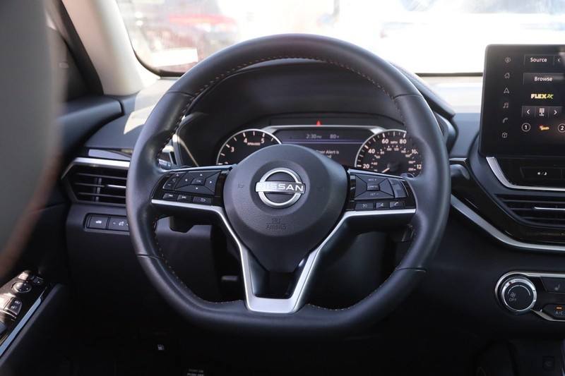 Nissan Altima Vehicle Image 22